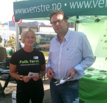 Gro Skartveit og Helge Solum Larsen på stand på Finnøy