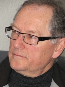  Jan Einar Henriksen etterlyser en politisk debatt omkring parkeringstjenesten og ønsker 2 timers hratis entrumsparkering i perioden 1/0-31/5