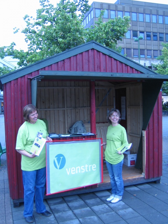  Reidun Skaar og Marianne Reistveit ved Venstres valgbod på Torvet