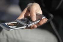 Mobiltelefon Venstre vil fjerne mobilskatten.