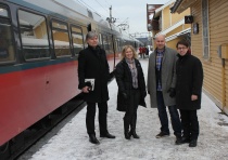  På Skoppum stasjon: Ola Elvestuen, Pernille Bruun-Lie, Eddy Robertsen og Hilmar Flatabø