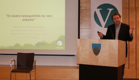 Per A. Thorbjørnsen snakker om Venstres velferdspolitikk under årsmøtet i Akershus Venstre.