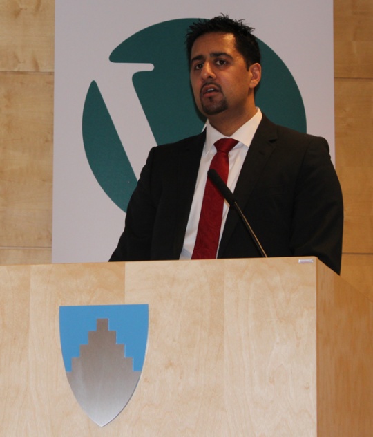 Abid Raja på talerstolen under årsmøtet til Akershus Venstre i 2012.