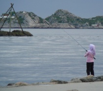 Jente med hijab fisker i Mandal