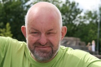 Henning Furulund rekker ut hendne  for Venstre