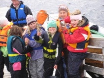 Barn i båt på Sørlandskysten