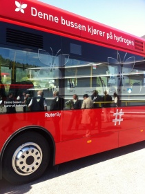  Brenselsceller basert på hydrogen kan bli et framtidig alternativ til forbrenningsmotoren. I dag begynner bussene å kjøre mellom Oppegård og Oslo.
