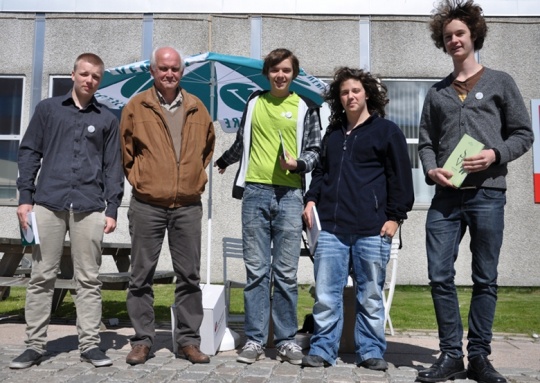 Unge Venstre sammen med Øystein Smidt, på stand under Årnesdagene 2012.