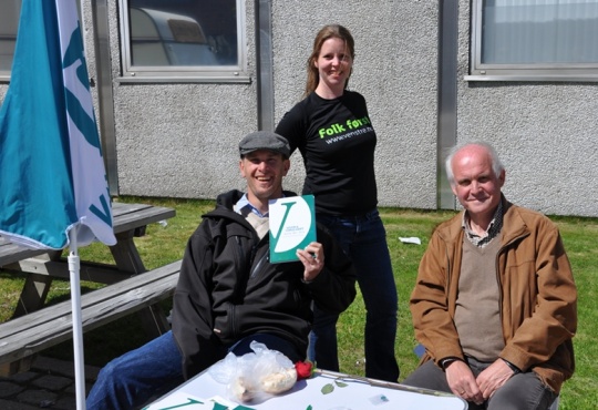 Sesselja Bigseth, Tom Fidje og Øystein Smidt på stand under Årnesdagene 2012.