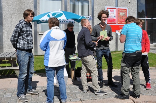  Unge Venstre i aktivitet på stand.