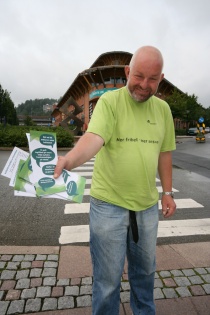  Henning Furulund driver valgkamp for Venstre i forbindelse med stortingsvalget 2009.