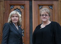  Borghild Tenden og Trine Skei Grande krever konkrete tiltak for oppfølging etter voldtekt.