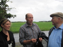  Heidi Martiniussen og Svein Hovden orienterer Odd Einar Dørum om vindkraftplanene på Lista, under fjorårets politiske hageselskap.