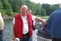  En stolt Rune Svensson i Oslofjordens Friluftsråd informerer om de nye dypoppsamlerne.