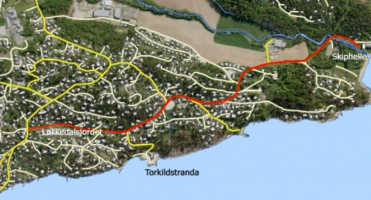  Elleveien er adkomst til en rekke boliger, badestrender, hotell (nå stengt), renseanlegg og en av kommunens største barnehager. Under 400 meter av den 2 km lange veien har gang- og sykkelvei.