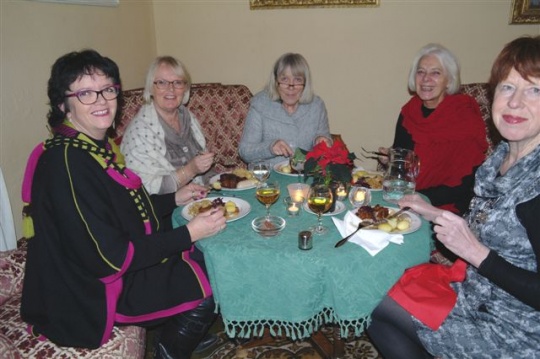  Julematen smakte godt, syntes fra venstre Ingjerd Beate Nyhus Larsen, Anne Marie Horntvedt, Grethe Skjelbred, Wenche Girlando og Astri Johnsen