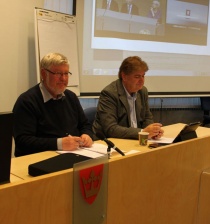  Fra NTP-presentasjonen i Vestfold fylke- Fylkesordfører P.E. Johansen (t.v.) og utvalgsleder Kåre Pettersen