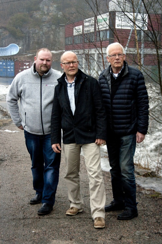  Jone Nyborg (V), Terje Imeland (Krf) og Arild Birkenes (Frp) ved grensen til Søgne der tunnelmunningen til ny 4-feltsvei er vedtatt lokalt. Men ikke nasjonalt.