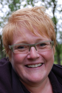  Se et hyggelig intervju med Trine Skei Grande hjemme hos Anita Krohn Traaseth.