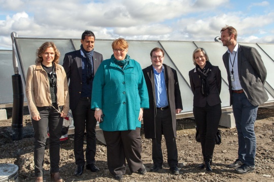  Med Norges største solfangeranlegg i bakgrunnen, f.v.: Siri Engesæth (Venstres andrekandidat i Akershus), Abid Raja (Venstres førstekandidat i Akershus), Trine Skei Grande (Venstres leder), Boye Bjerkholt (Varaordfører i Skedsmo kommune), Eva Næss Karlsen (Direktør i OREEC), Frank Sagvik (Daglig leder i Akershus Energi Varme).