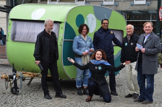  Buskerud Venstre hadde stand på Bragernes Torg og delte ut løpesedler med budskap fra Miljøkampanjen. I midlten foran sees stortingskandidat Rebekka Borsch, f.v. Øystein Senum, Ellen Oppsato Mikkelrud, Yousuf Gilani, Bjørn Lindvig og Vegard Floa