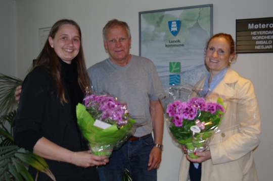 Jan Kulland takker for flott informasjon fra Marit Vasbotten (til venstre) og Gillian Hockly.