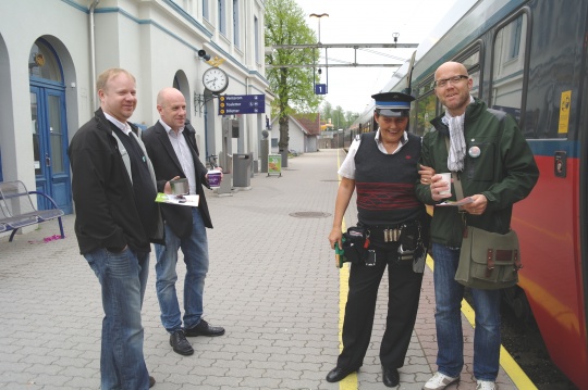 God stemning på Larvik jernbanestasjon. Fra venstre Trygve Storrønningen, en togpendler, NSB-togfunk