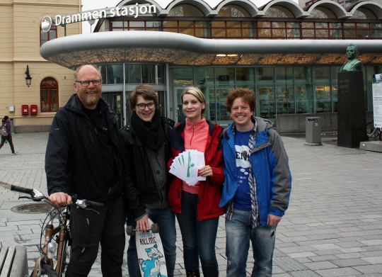 Rune, Alexander, Ida og Lars på Drammen stasjon Drammen Venstre delte ut boller og løpesedler under markeringen av Venstres Miljøkampanje 21. mai. F.v. Rune Håndlykken, Alexander Solbakken, Ida Marie Brown og Lars André Landås