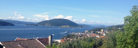 Kvelden avsluttes med sommerfest og reker på brygga på Oscarsborg. Kvelden avsluttes med sommerfest og reker på brygga på Oscarsborg.