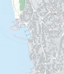 Fergen til Oscarsborg går fra Sjøtorget i Drøbak. Se den prikkete blå linjen på kartet, så ser du hvor båten kommer inn. Fergen til Oscarsborg går fra Sjøtorget i Drøbak. Se den prikkete blå linjen på kartet, så ser du hvor båten kommer inn.