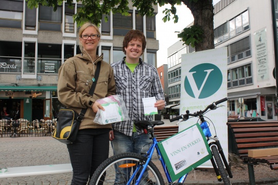 Ulla Nordgaarden og Lars Andre Landås på stand, miljødagen 2013