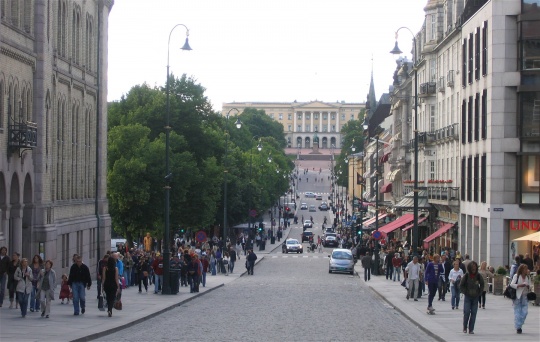  Karl Johans gate blir i sommer gågate forbi Stortinget og ved Studenterlunden.