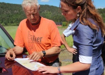  Økobonde Guttorm Tovsrud viser Stortingskandidat Rebekka Borsch hvilke deler av skogen hans som er kategorisert som naturtypeområde. 