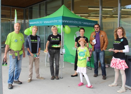  På stand i Sætre: Bjørn Lindvig, Henrik Arctander, Gunn-Torill Homme Mathisen, Anne Sofie Riseng, Julie Arctander, Christian Dyresen og Marianne Arctander.