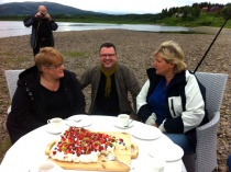  Ved Namsen bredd/Grande Gaard 2013: Fv. Trine Skei Grande, Geir Olav Knappe og Erna Solberg