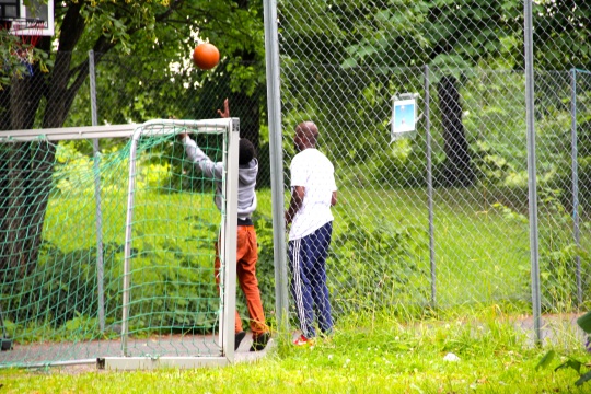 Ansatt spiller basket med asylbarn på Hvalstad transittmottak