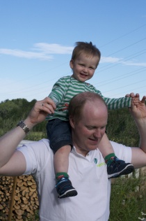  Fedrekvote, bra for pappa, mamma og barnet. Her er Sigurd på skuldrene til pappa Kjartan.