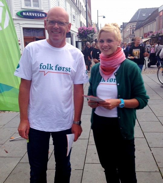  Toppkandidatene Hans og Kristin på stand i Kristiansand. 