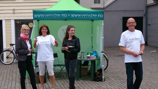  Hans og Kristin på stand i Mandal, sammen med Unn og Kristina fra Mandal Venstre.