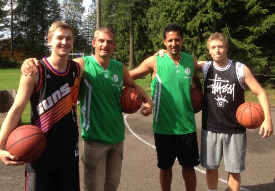 Abid Q. Raja og Bjørn Ivar Gran spiller basket mot Ullensaker Dragons.