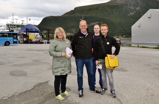  Stand på Skjelten. Foran f.v.Britt Giske Andersen, Pål Farstad, og Steffen Falkevik. Håvard  fra Haram Venstre (bak)