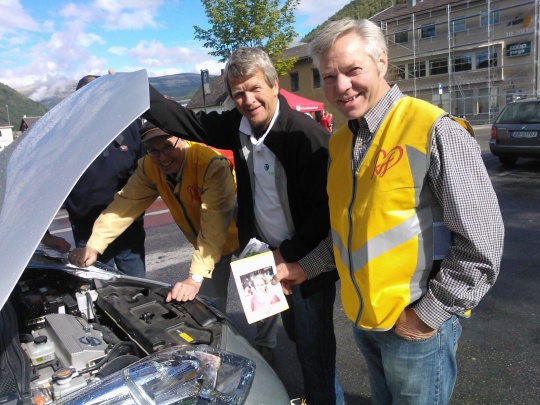 Bil og politikk på Otta - Terje Rønning (V) og flott krf'ere