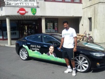 Abid Q. Raja viste fram Tesla da han besøkte Vannvittige dager i Eidsvoll.