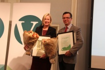 Cecilie Mauritzen fra CICERO og Dag Rune Olsen fra Bjerknessenteret mottar Venstres miljøpris.