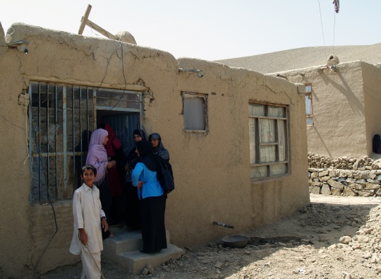 Parwin, afghansk enke, bolig
