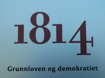  Originalspråket Grunnloven ble skrevet i på 1814 fikk i 1903 en forsiktig fornyelse, slik at teksten kunne være mulig å forstå. Gjeldende grunnlov er dermed det nærmeste vi kommer 1814-versjonen.