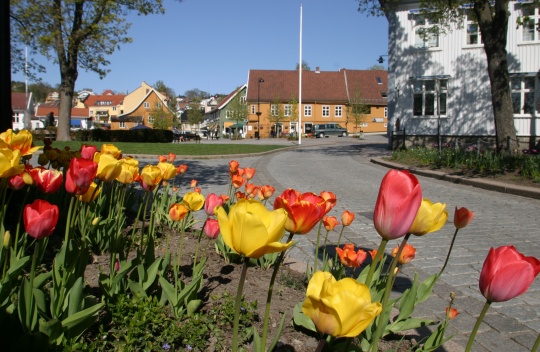  Drøbak torg, med gule Torget 1 midt i bildet