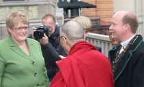 Trine Og Ketil hilser Dalai Lama velkommen på Løvebakken