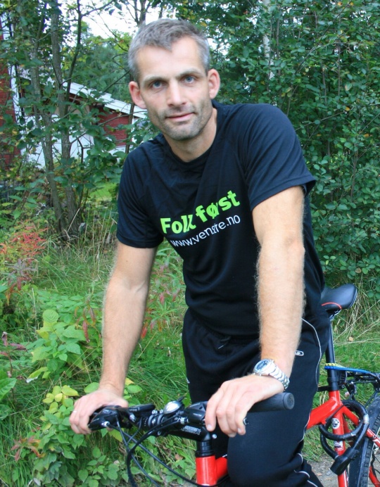  Lokallagsleder og kommunestyrerepresentant Bjørn Ivar Gran leder an på sykkel.