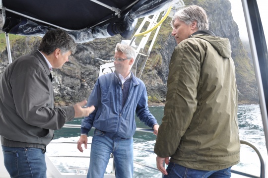  Ola Elvestuen i båt ved fuglefjellet på Runde, flankert av ordfører Arnulf Goksøyr og Nils Roar Hareide